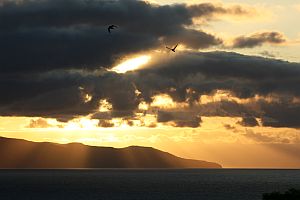 Sonnenaufgang hinter São Jorge (Azoren)