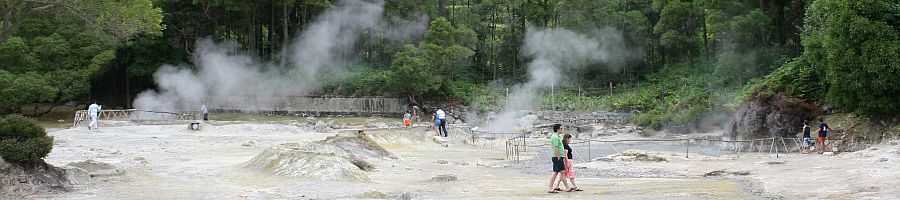 Fumarolen und heiße Quellen am Ufer des Lagoa das Furnas