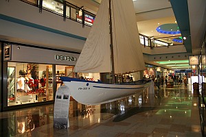 Ausgestelltes Walfängerboot im Einkaufscenter Parque Atlãntico in Ponta Delgada (Azoren)