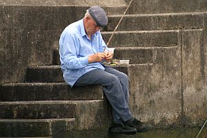 Angler im Hafen von Ribeira Quente, São Miguel