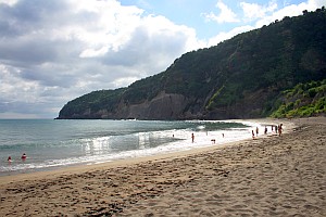 Der Strand Praia do Fogo bei Ribeira Quente auf der Azoreninsel São Miguel