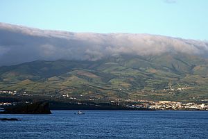 Azoreninsel São Miguel, Landschaft in Wolken